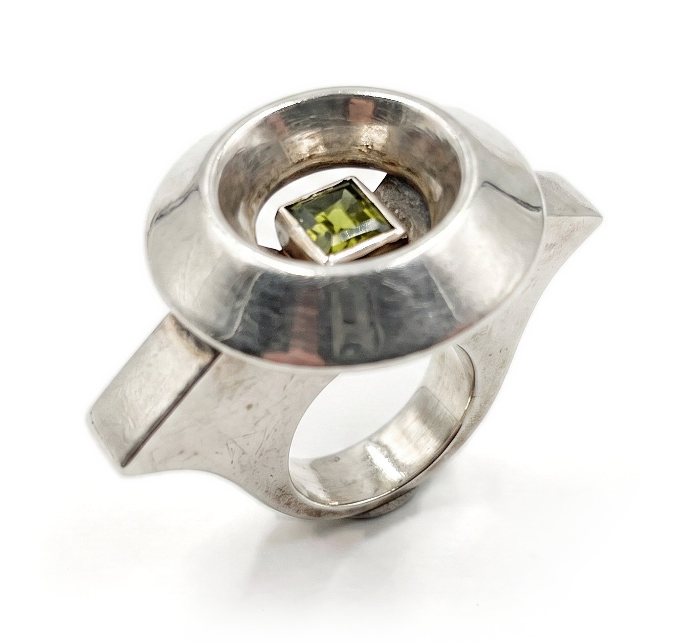 DISC WELL RING, Suzanne Somogyi